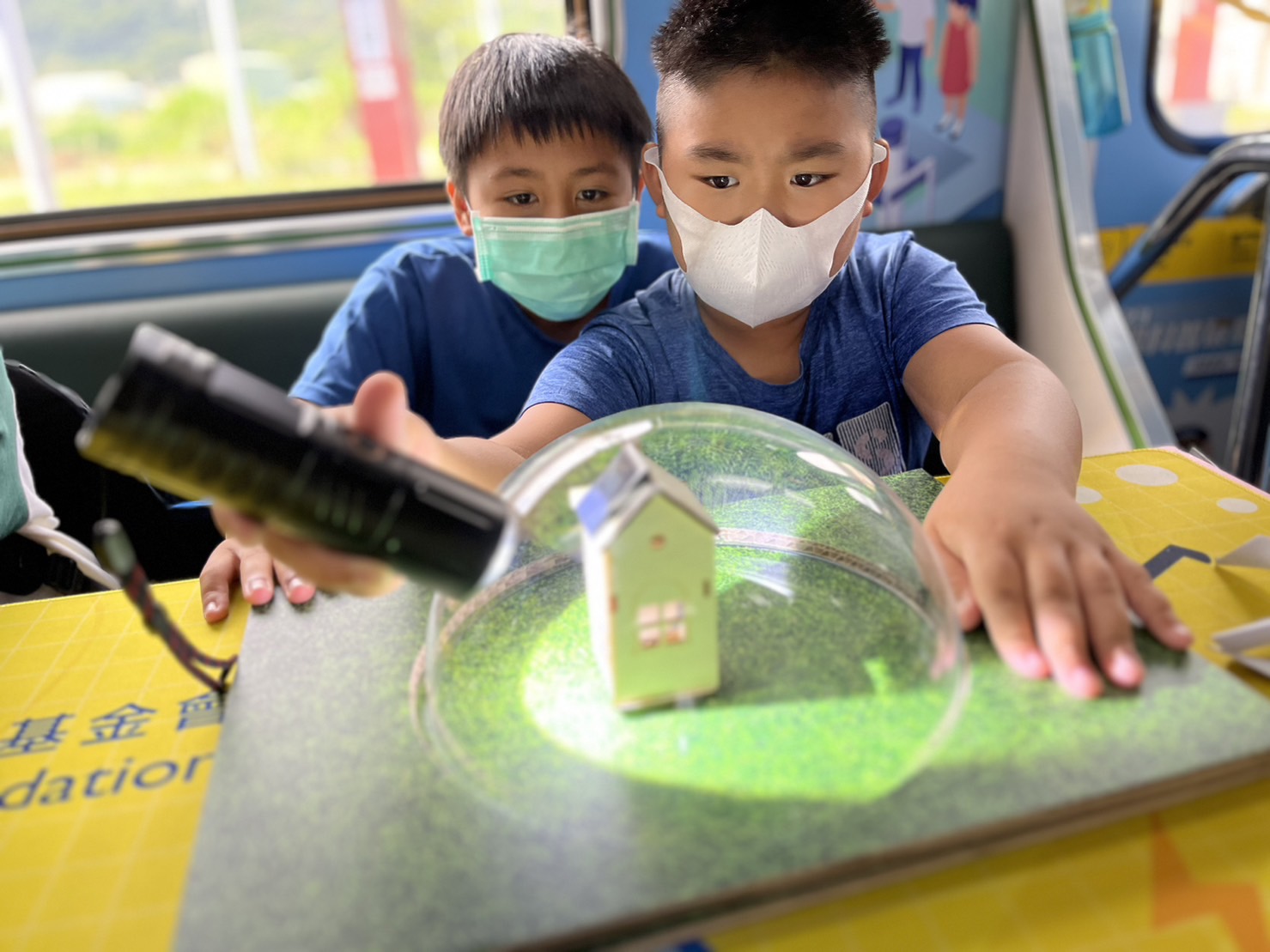 5001拉斯维加斯參與基礎科學主題車廂，以STEAM教學精神，設計「逐日科學家」、「太陽能工程師」以及「淨零建築師」三大能源科普課程和實驗